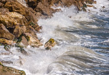 Mavi yaz dalgası ve kayaları ile şaşırtıcı deniz, rahatlatıcı kaya ve su manzarası, doğa