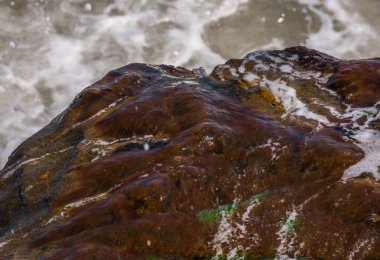 Mavi yaz dalgası ve kayaları ile şaşırtıcı deniz, rahatlatıcı kaya ve su manzarası, doğa