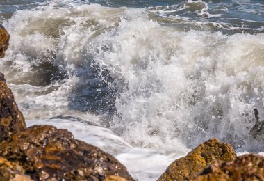 Mavi yaz dalgası ve kayaları ile şaşırtıcı deniz, rahatlatıcı kaya ve su manzarası, doğa