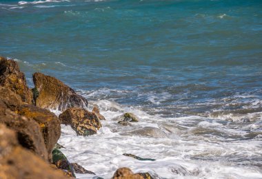 Mavi yaz dalgası ve kayaları ile şaşırtıcı deniz, rahatlatıcı kaya ve su manzarası, doğa