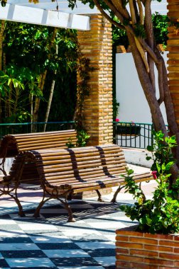 portre renkli çiçekli bitkiler tırmanma ile kaplı güzel bir çardak üzerinde dinlenmek yer, mimari