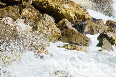 Mavi yaz dalgası ve kayaları ile şaşırtıcı deniz, rahatlatıcı kaya ve su manzarası, doğa