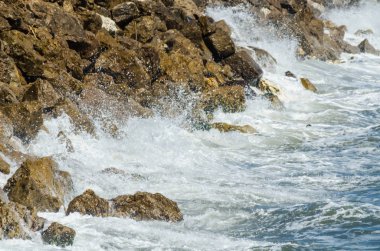 Mavi yaz dalgası ve kayaları ile şaşırtıcı deniz, rahatlatıcı kaya ve su manzarası, doğa