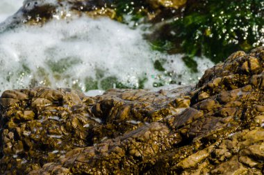 Mavi yaz dalgası ve kayaları ile şaşırtıcı deniz, rahatlatıcı kaya ve su manzarası, doğa