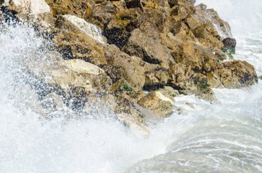 Mavi yaz dalgası ve kayaları ile şaşırtıcı deniz, rahatlatıcı kaya ve su manzarası, doğa