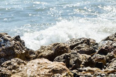 Mavi yaz dalgası ve kayaları ile şaşırtıcı deniz, rahatlatıcı kaya ve su manzarası, doğa
