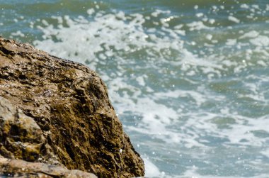 Mavi yaz dalgası ve kayaları ile şaşırtıcı deniz, rahatlatıcı kaya ve su manzarası, doğa