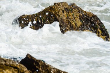 Mavi yaz dalgası ve kayaları ile şaşırtıcı deniz, rahatlatıcı kaya ve su manzarası, doğa