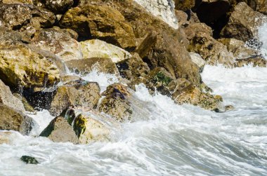 Mavi yaz dalgası ve kayaları ile şaşırtıcı deniz, rahatlatıcı kaya ve su manzarası, doğa