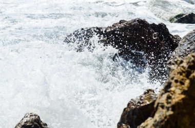 Mavi yaz dalgası ve kayaları ile şaşırtıcı deniz, rahatlatıcı kaya ve su manzarası, doğa