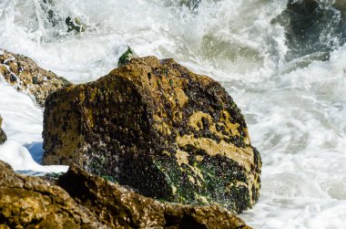 Mavi yaz dalgası ve kayaları ile şaşırtıcı deniz, rahatlatıcı kaya ve su manzarası, doğa