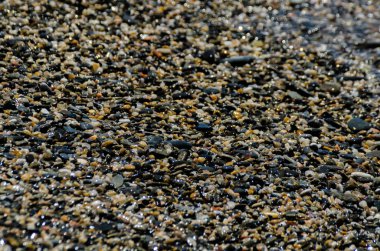 dalgalar deniz, küçük ve çeşitli taşlar sahile doğa şekillendirme tarafından yıkanmış Çakıl Plajı