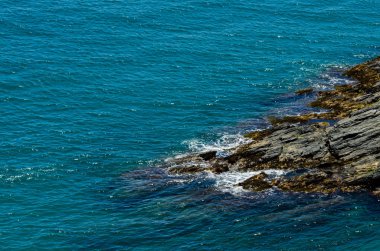 Mavi yaz dalgası ve kayaları ile şaşırtıcı deniz, rahatlatıcı kaya ve su manzarası, doğa