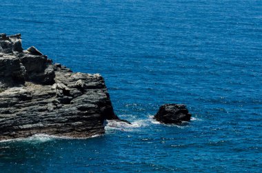 Mavi yaz dalgası ve kayaları ile şaşırtıcı deniz, rahatlatıcı kaya ve su manzarası, doğa