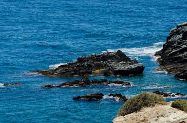 Mavi yaz dalgası ve kayaları ile şaşırtıcı deniz, rahatlatıcı kaya ve su manzarası, doğa