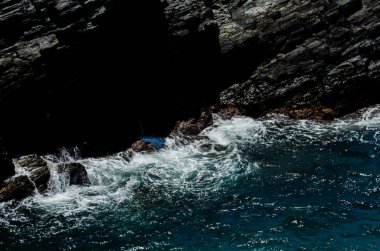 Mavi yaz dalgası ve kayaları ile şaşırtıcı deniz, rahatlatıcı kaya ve su manzarası, doğa