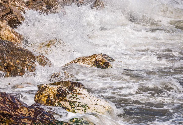 Mavi Yaz Dalgası Kayaları Ile Şaşırtıcı Deniz Rahatlatıcı Kaya Manzarası — Stok fotoğraf