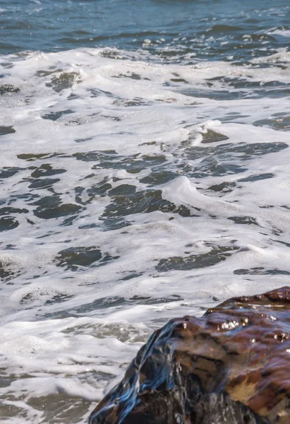 Úžasné Moře Modrou Letní Vlnou Skalami Relaxační Výhled Skály Vodu — Stock fotografie