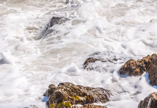 Καταπληκτική Θάλασσα Μπλε Καλοκαιρινό Κύμα Και Βράχια Χαλαρωτική Θέα Βράχων — Φωτογραφία Αρχείου