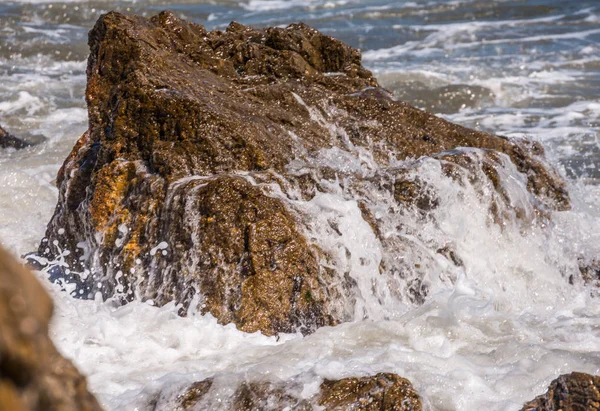 Increíble Mar Con Olas Azules Verano Rocas Relajante Vista Las —  Fotos de Stock