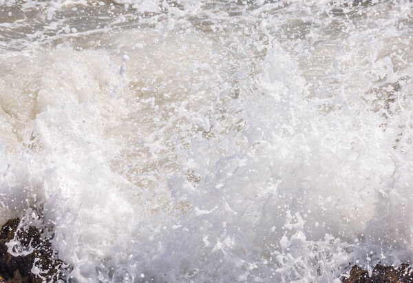 Удивительное море с голубой летней волной и скалами, расслабляющий вид на скалы и воду, природу
