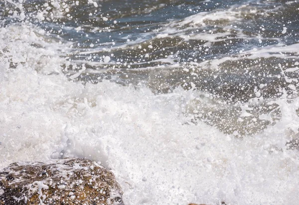 青い夏の波と岩で素晴らしい海 岩や水のリラックスビュー — ストック写真