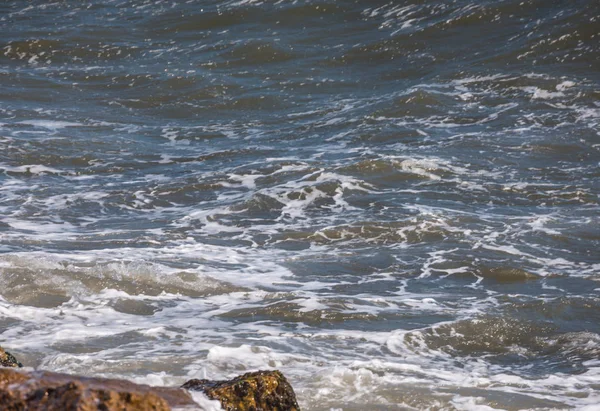 Geweldige Zee Met Blauwe Zomergolf Rotsen Ontspannend Uitzicht Rotsen Water — Stockfoto