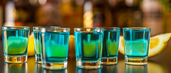 Bebida Azul Popular Tiro Kamikaze Fundo Bar Com Garrafas Uma — Fotografia de Stock