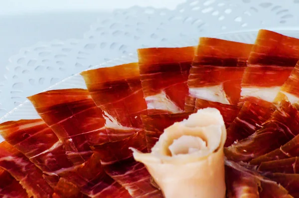 板与削减片的 Jamon Serrano 传统的西班牙火腿 — 图库照片