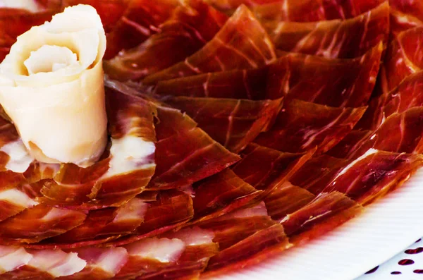 jamon serrano, geleneksel İspanyolca jambon, et kesme dilim ile plaka