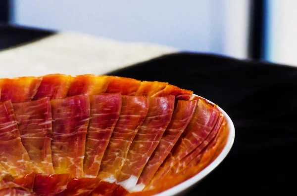 Тарелка Ломтиками Хамона Серрано Традиционная Испанская Ветчина Мясо — стоковое фото