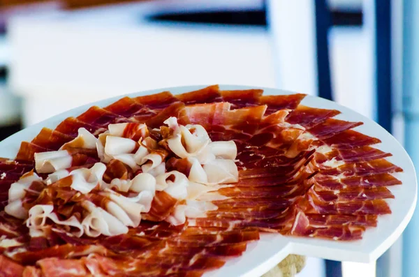 板与削减片的 Jamon Serrano 传统的西班牙火腿 — 图库照片