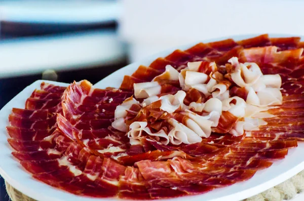 板与削减片的 Jamon Serrano 传统的西班牙火腿 — 图库照片