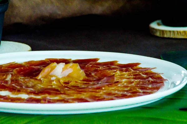 Piatto Con Fette Marmellata Serrano Prosciutto Tradizionale Spagnolo Carne — Foto Stock