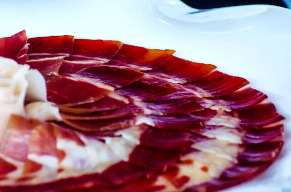 Prato Com Fatias Cortadas Jamon Serrano Presunto Tradicional Espanhol Carne — Fotografia de Stock