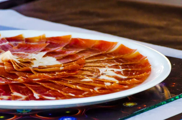 板与削减片的 Jamon Serrano 传统的西班牙火腿 — 图库照片