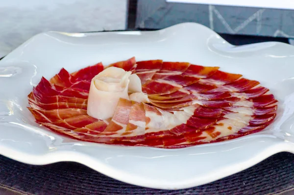 Prato Com Fatias Cortadas Jamon Serrano Presunto Tradicional Espanhol Carne — Fotografia de Stock