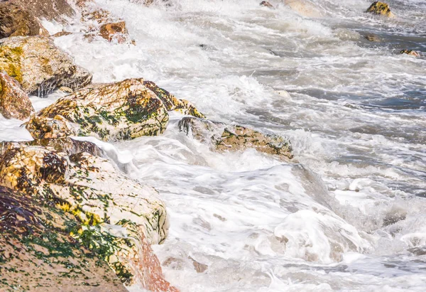 青い夏の波と岩で素晴らしい海 岩や水のリラックスビュー — ストック写真
