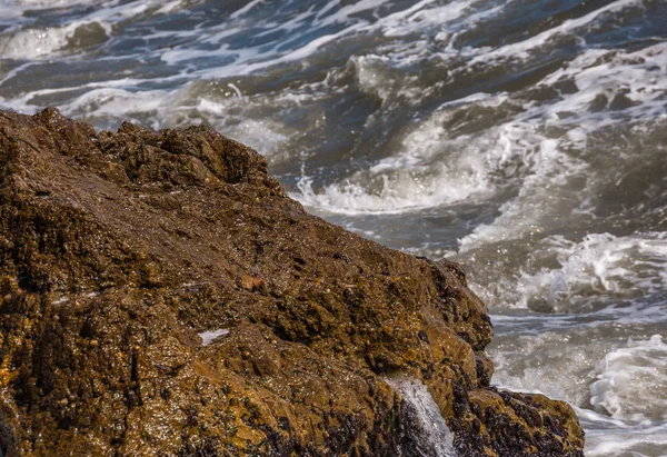 Erstaunliches Meer Mit Blauer Sommerwelle Und Felsen Entspannender Aussicht Auf — Stockfoto