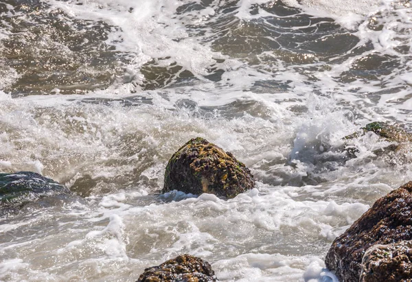 Дивовижне Море Блакитною Літньою Хвилею Камінням Розслабляючий Вид Скелі Воду — стокове фото