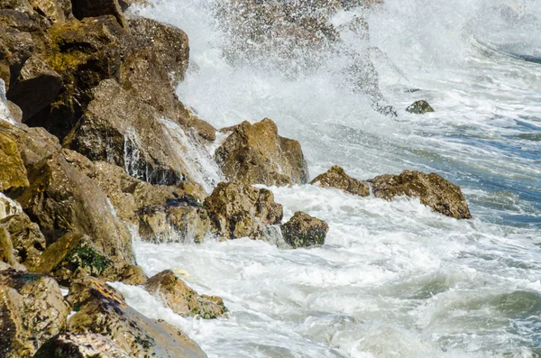 青い夏の波と岩で素晴らしい海 岩や水のリラックスビュー — ストック写真