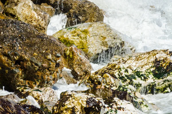 Mavi Yaz Dalgası Kayaları Ile Şaşırtıcı Deniz Rahatlatıcı Kaya Manzarası — Stok fotoğraf