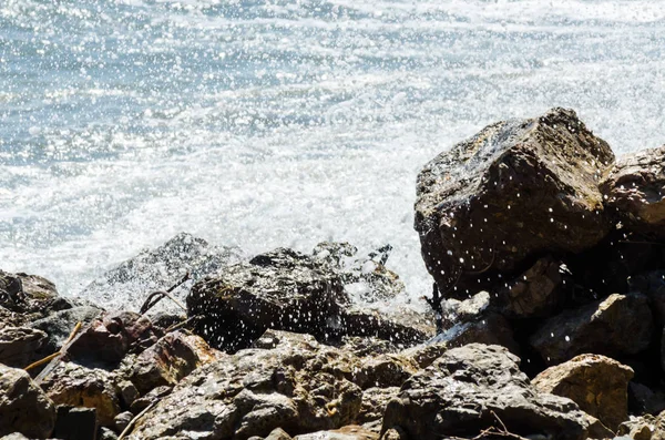 Geweldige Zee Met Blauwe Zomergolf Rotsen Ontspannend Uitzicht Rotsen Water — Stockfoto