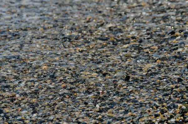 Kiezelstrand Gewassen Door Zee Golven Kleine Diverse Stenen Vormen Kust — Stockfoto