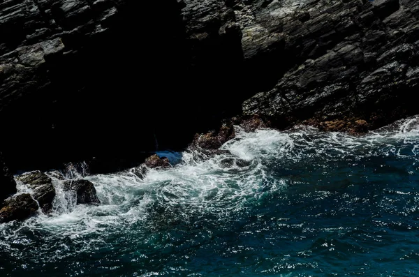 Increíble Mar Con Olas Azules Verano Rocas Relajante Vista Las — Foto de Stock