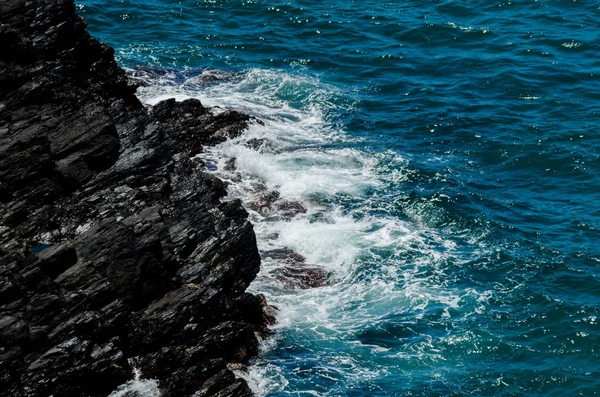 青い夏の波と岩で素晴らしい海 岩や水のリラックスビュー — ストック写真