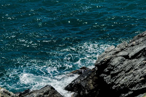 Mar Incrível Com Onda Verão Azul Rochas Vista Relaxante Rochas — Fotografia de Stock