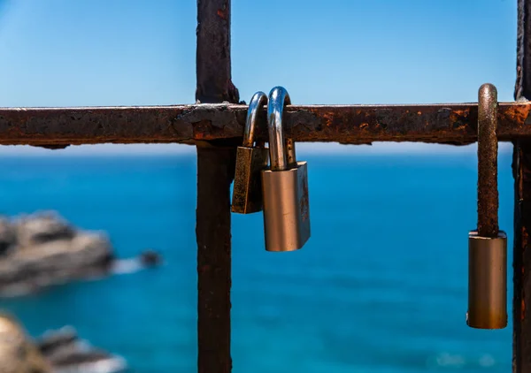 Cadenas Rouillé Attaché Une Balustrade Par Mer Une Façon Traditionnelle — Photo