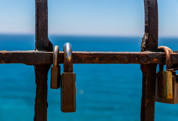 Roestige Hangslot Gekoppeld Aan Een Balustrade Door Zee Een Traditionele — Stockfoto