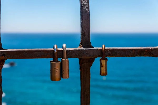 Cadenas Rouillé Attaché Une Balustrade Par Mer Une Façon Traditionnelle — Photo